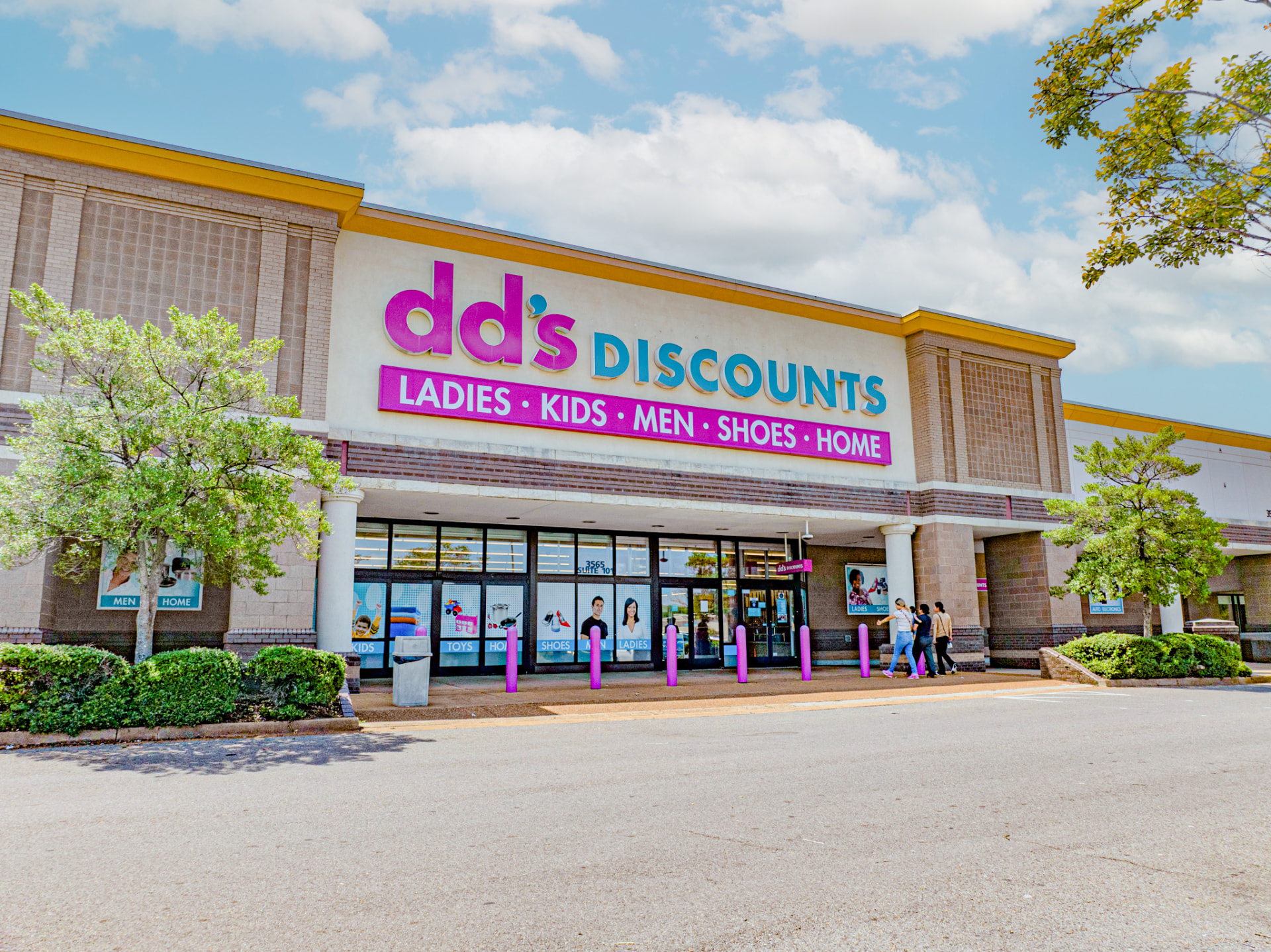 dd's DISCOUNTS storefront at Cross Creek