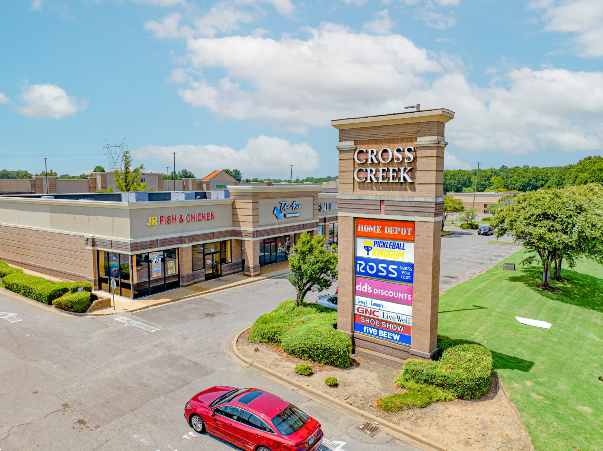 Cross Creek pylon signage and shop fronts